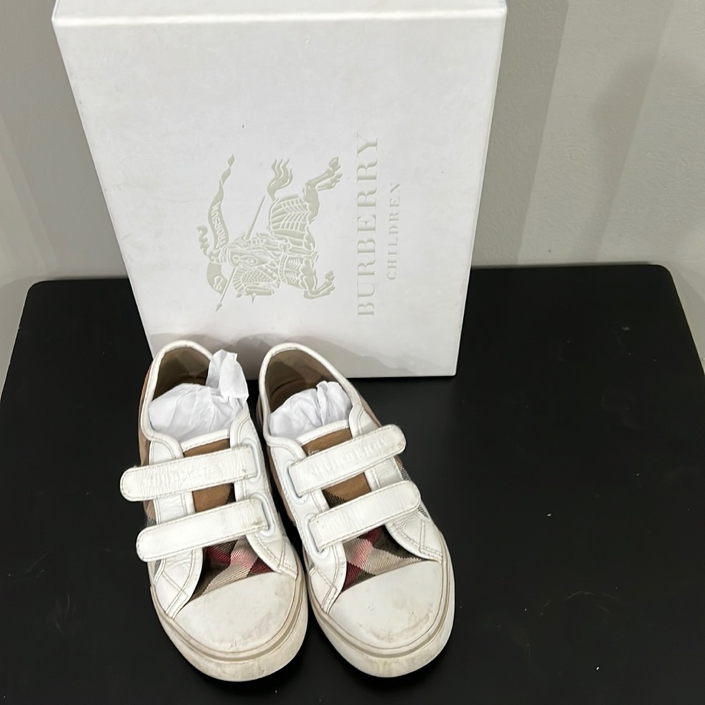 Burberry sneakers in white and classic Burberry pattern in good used condition
